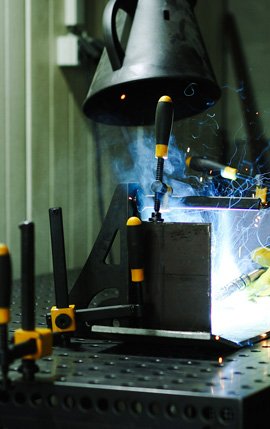 Herramientas y materiales de construcción dispuestos en el sitio de trabajo