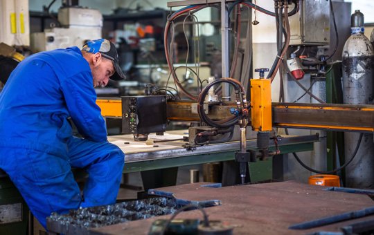 Herramientas y materiales de construcción dispuestos en el sitio de trabajo