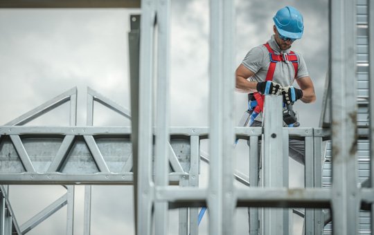 Profesional de la construcción instalando una nueva ventana en una casa.